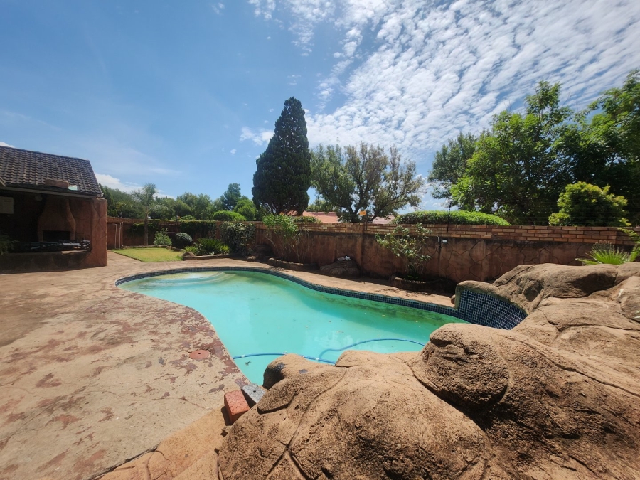 5 Bedroom Property for Sale in Stilfontein Ext 4 North West